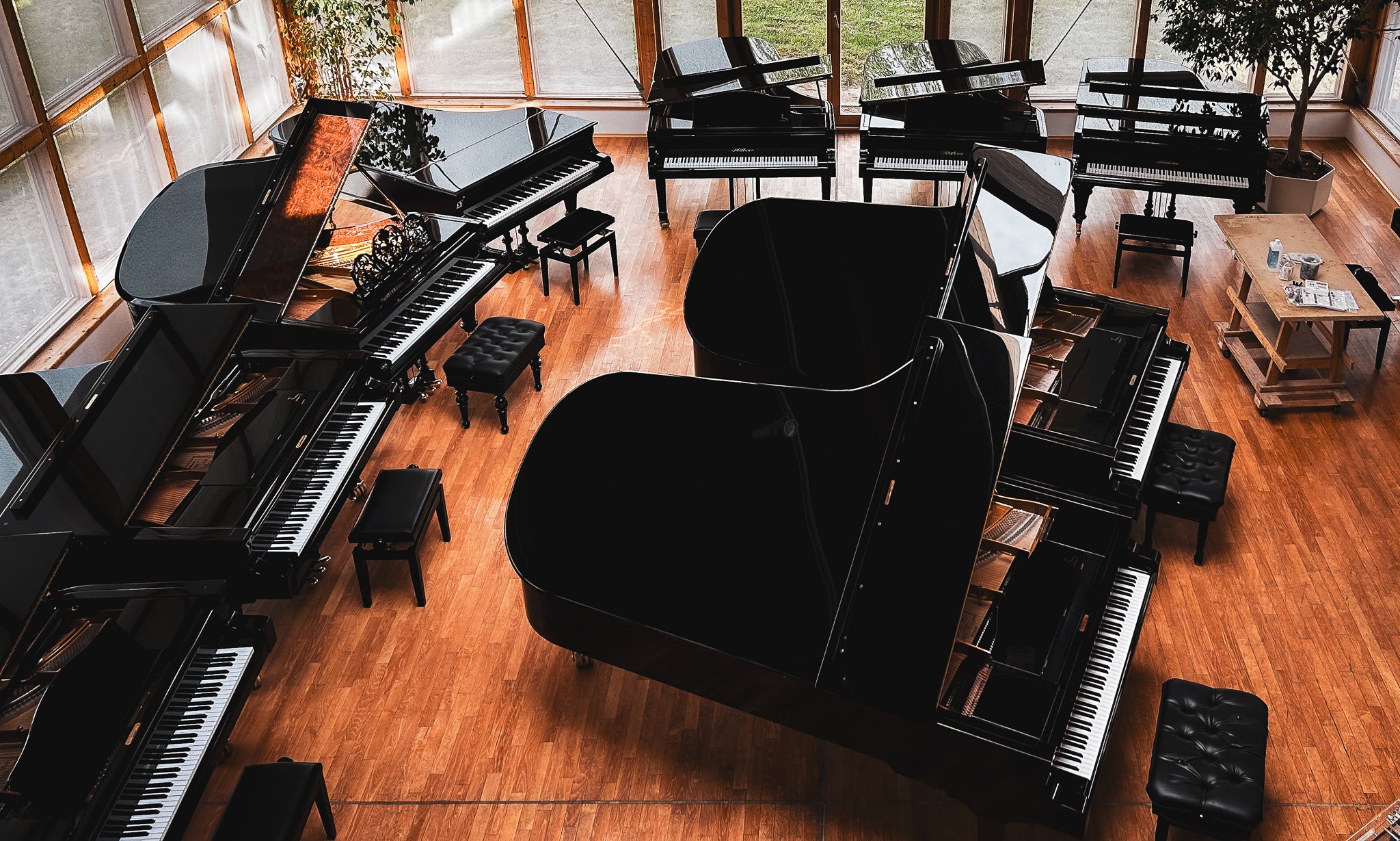 Pianos de concert disponibles à la location pour scènes et événements professionnels, préparés et réglés par Accord & Co à Annecy et en Haute-Savoie