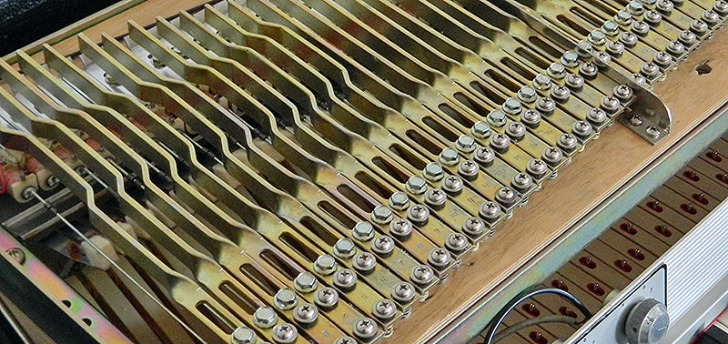 Réparation et remise en état des diapasons et tines d’un piano Fender Rhodes lors d’une intervention en atelier Accord & Co
