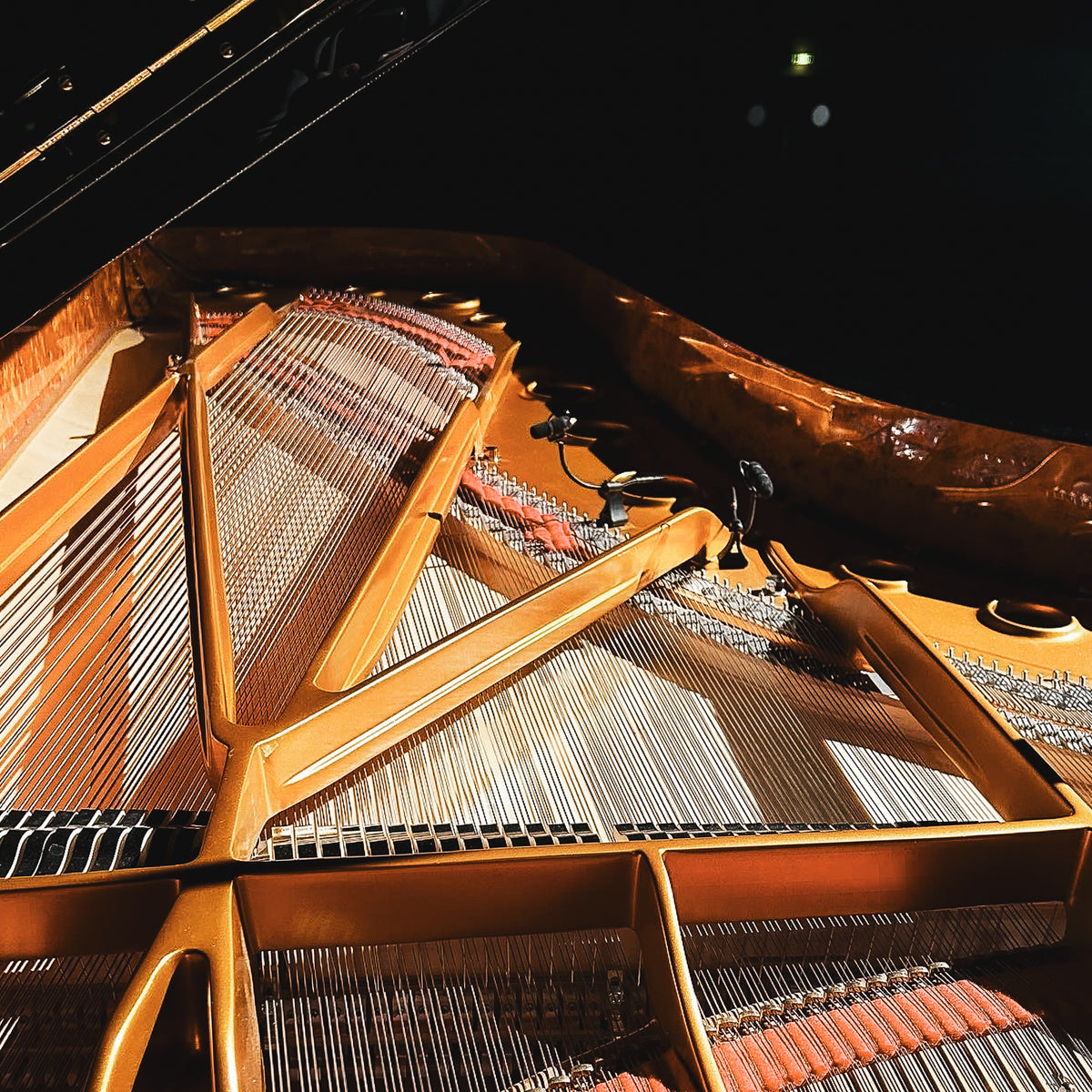 Accord d’un piano acoustique réalisé par Accord & Co pour corriger la justesse et stabiliser la tension des cordes