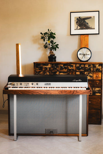 Clavier vintage restaure et entretenu par Accord and Co specialiste des claviers amplifies vintage en Rhone Alpes