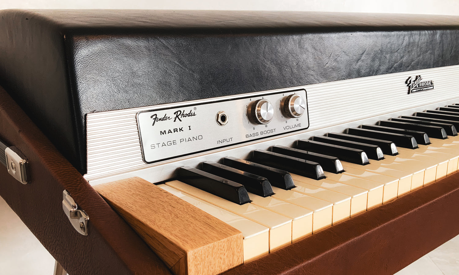 Clavier vintage restauré et personnalisé par Accord & Co, spécialiste des claviers et pianos vintage en Rhône-Alpes et en Suisse