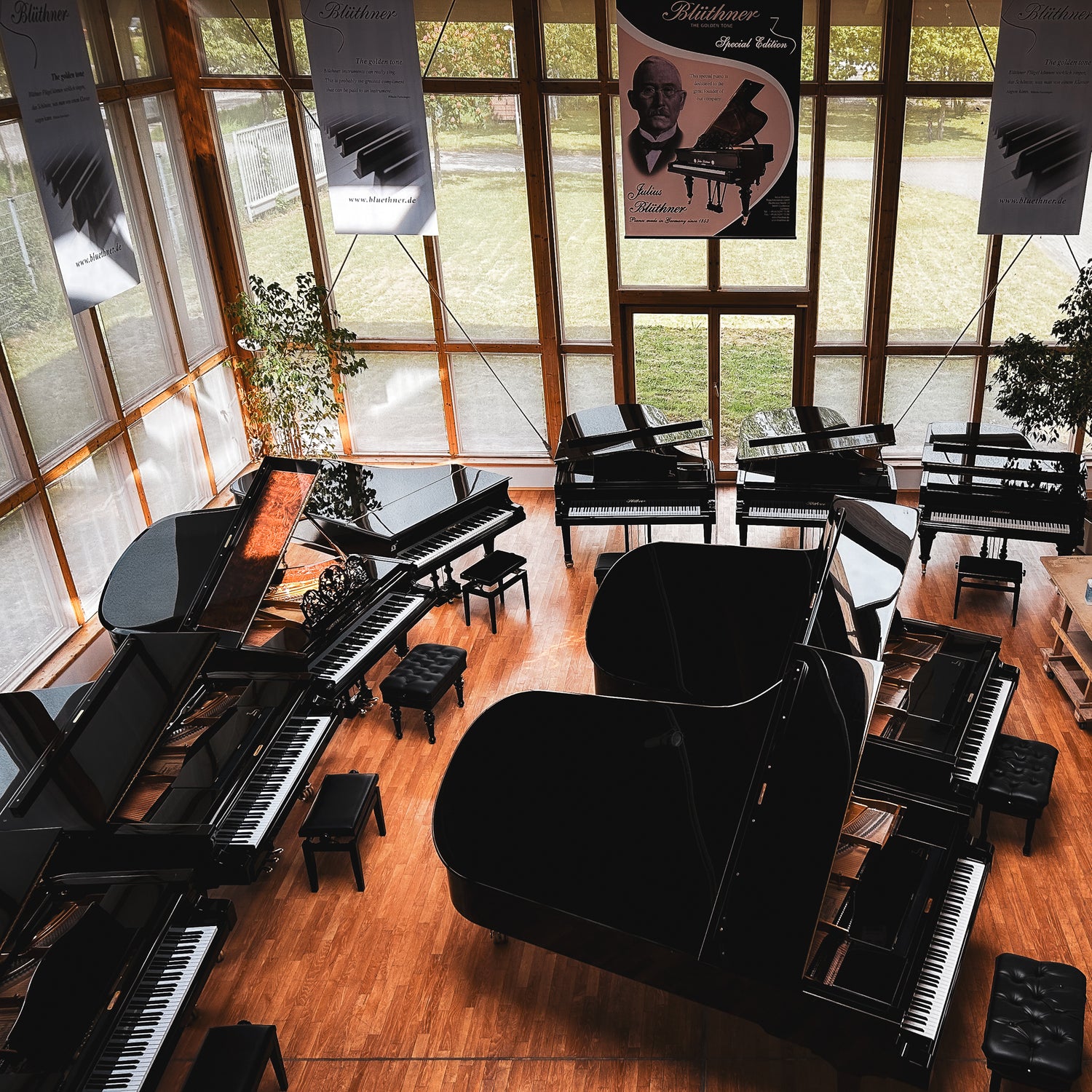Pianos de concert disponibles à la location pour scènes et événements professionnels, préparés et réglés par Accord & Co à Annecy et en Haute-Savoie