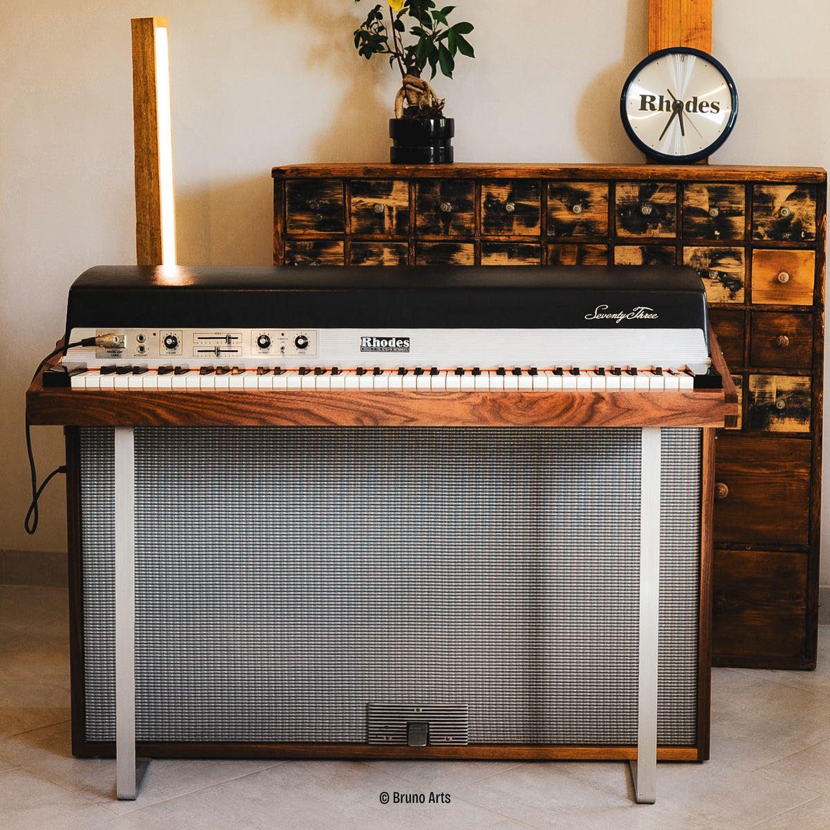 Faire personnaliser un clavier vintage avec des finitions sur mesure, tolex, piétement, éléments chromés et identité visuelle