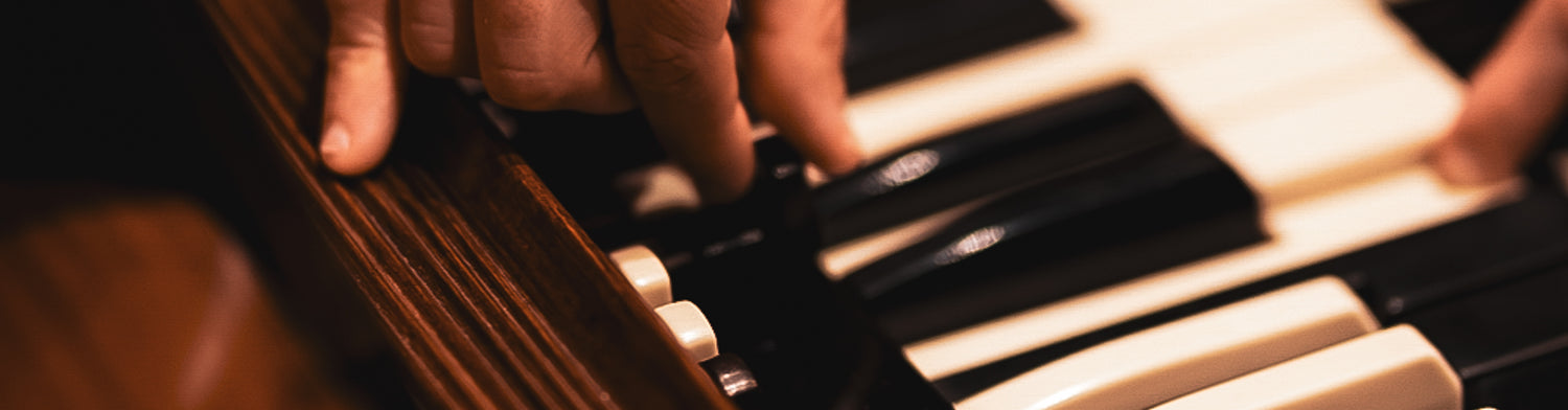 Réglage et entretien de claviers et pianos vintage réalisés par Accord & Co, atelier spécialisé en instruments à clavier