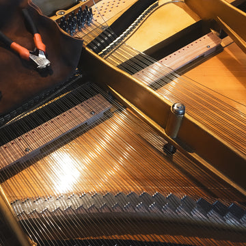 Remise en corde et harmonisation finale d’un piano acoustique restauré en atelier Accord & Co