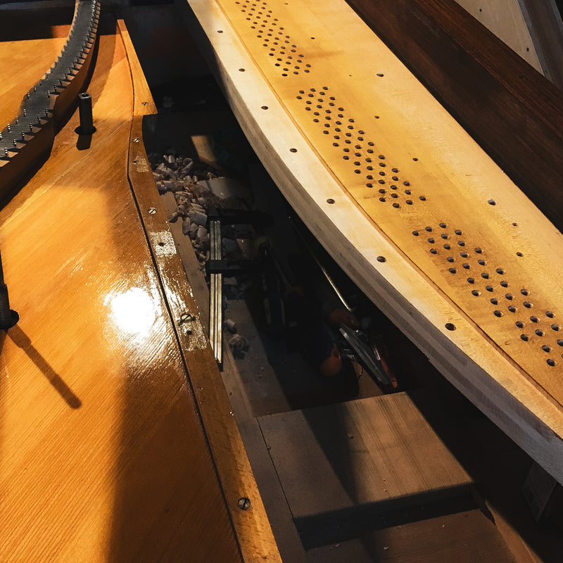 Remontage du cadre et des éléments mécaniques d’un piano acoustique après restauration