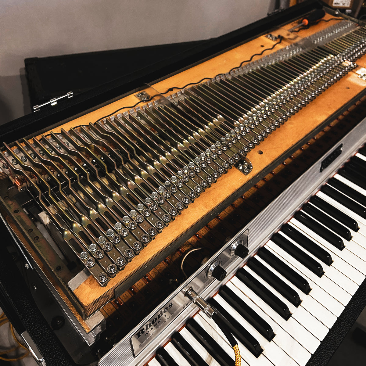 Faire réparer la mécanique d’un clavier vintage afin de corriger les touches bloquées, étouffoirs inactifs et défauts de toucher