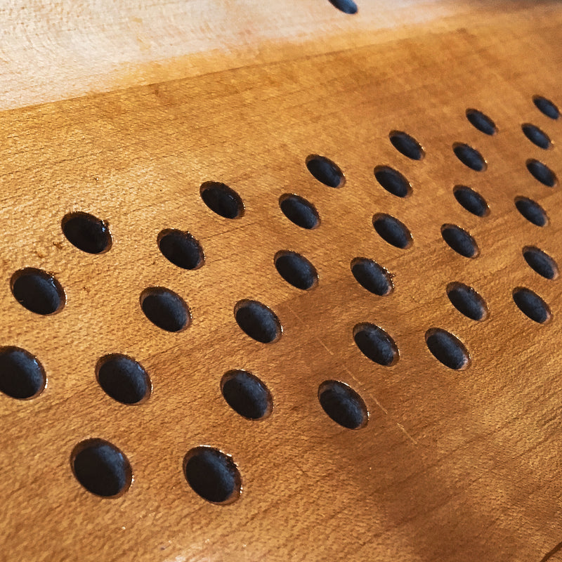 Reprise et finition de la table d’harmonie d’un piano acoustique lors d’une restauration en atelier