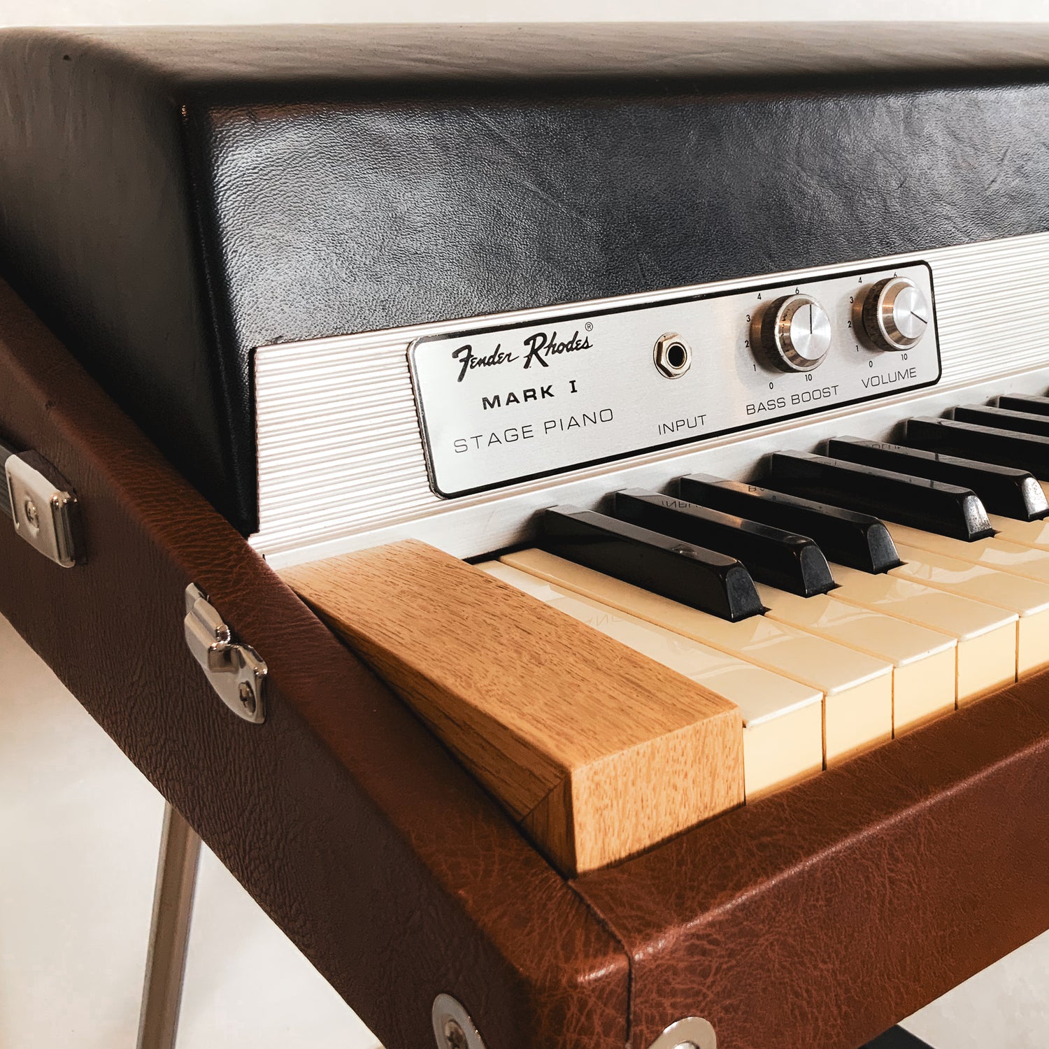 Clavier vintage restauré et personnalisé par Accord & Co, spécialiste des claviers et pianos vintage en Rhône-Alpes et en Suisse