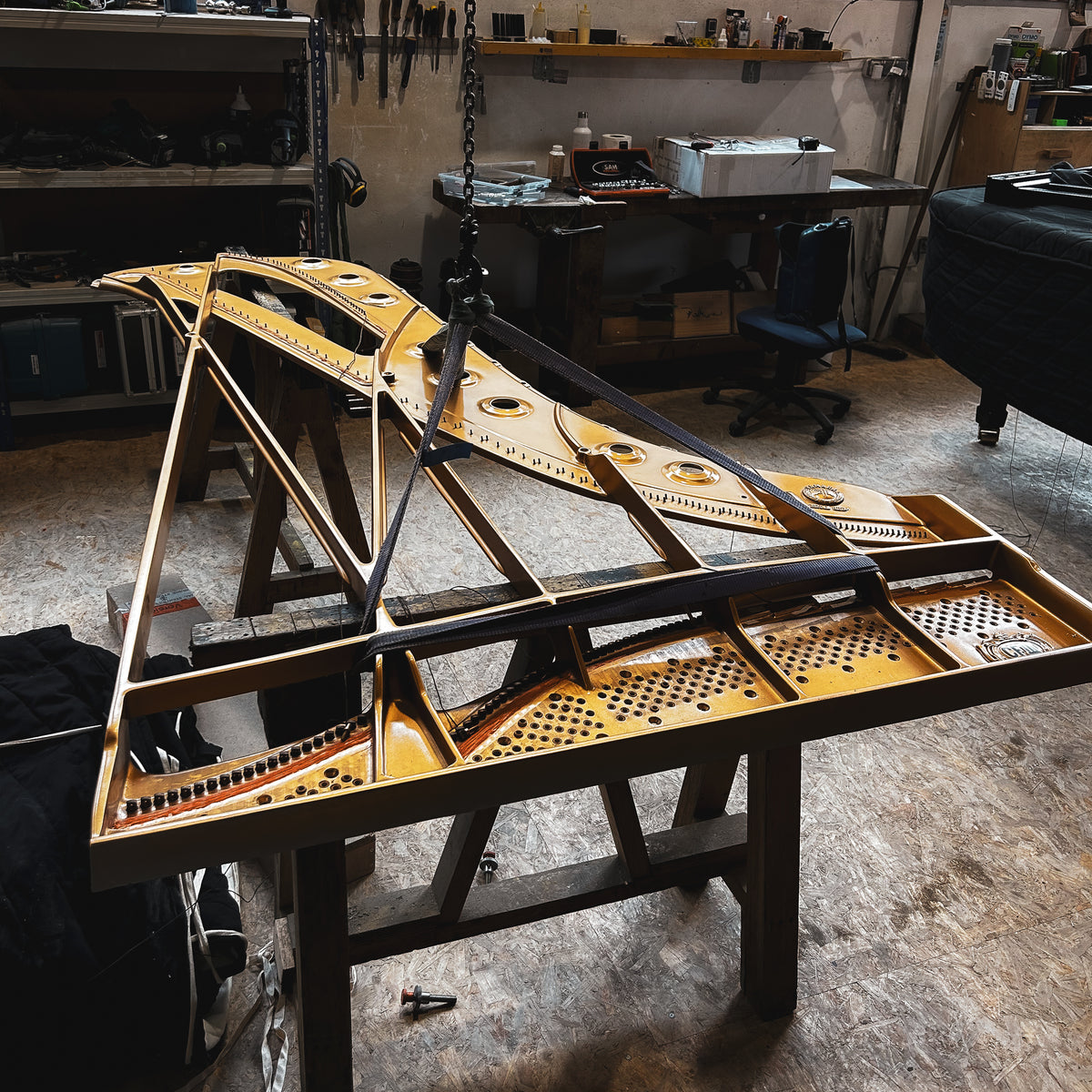 Restauration complète ou partielle d’un piano acoustique en atelier, avec reconstruction des pièces et harmonisation finale