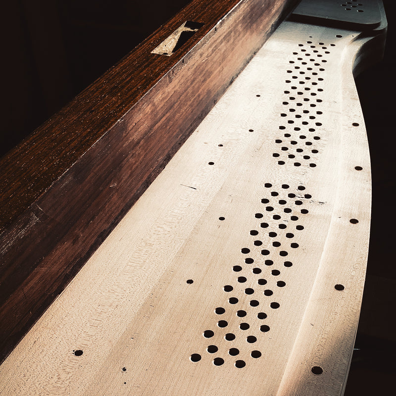 Restauration de la structure interne et des éléments porteurs d’un piano acoustique en atelier spécialisé
