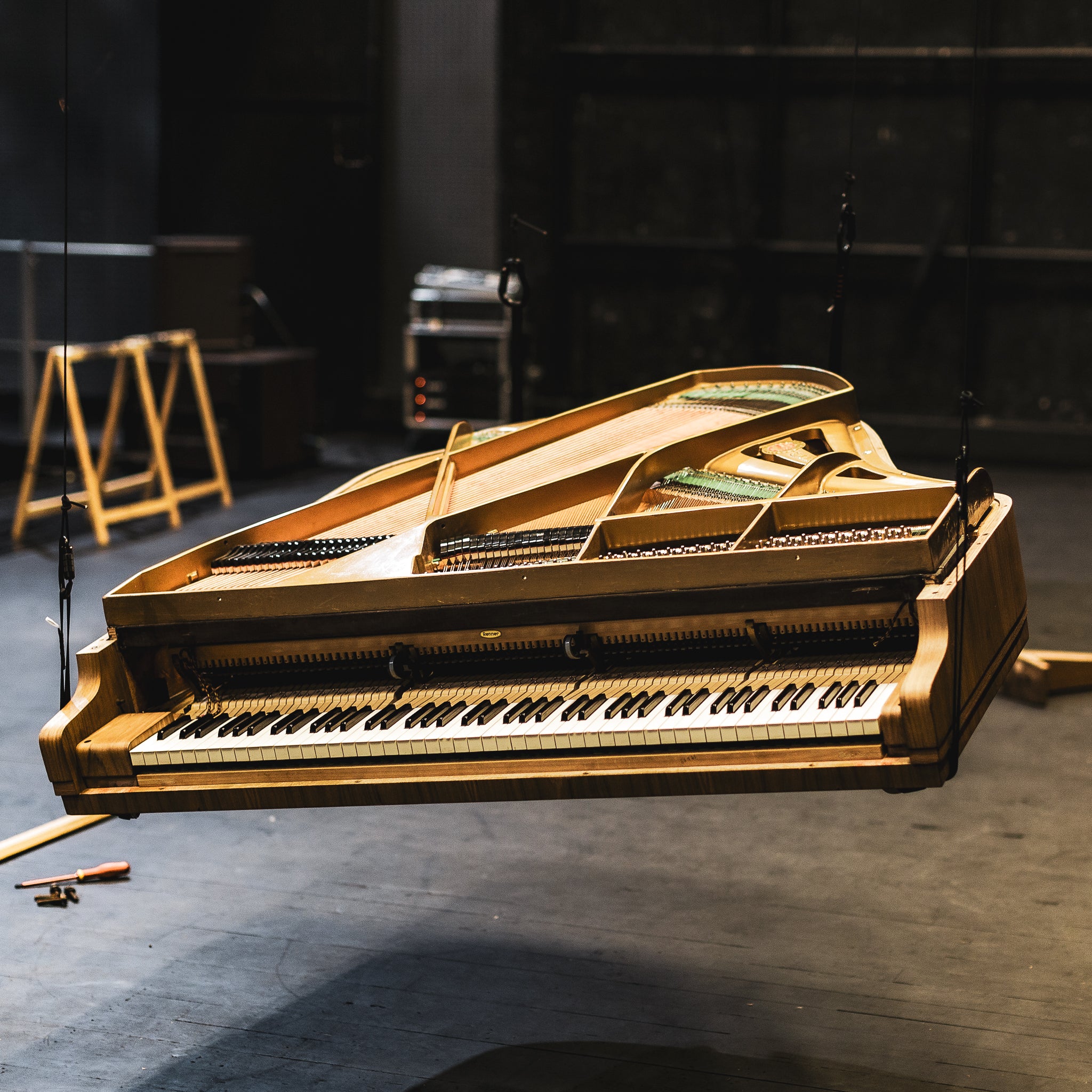 Technicien Accord & Co intervenant sur un piano de concert en salle de spectacle, préparation et réglage pour concert et enregistrement à Annecy et en région Rhône-Alpes.