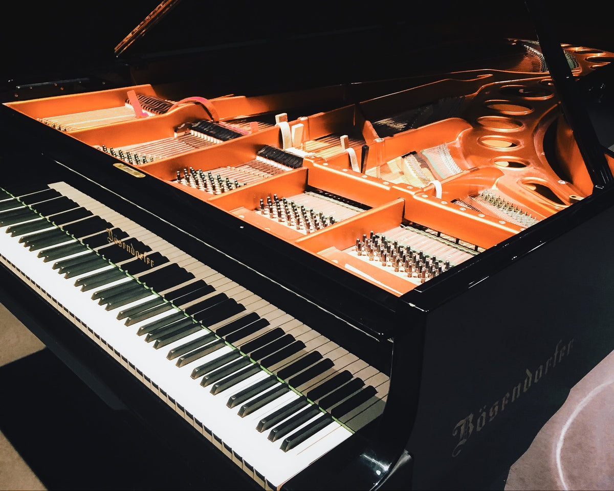 Accordage, entretien, réglage et restauration de pianos acoustiques droits et à queue par Accord & Co à Annecy, en Rhône-Alpes et Suisse romande.