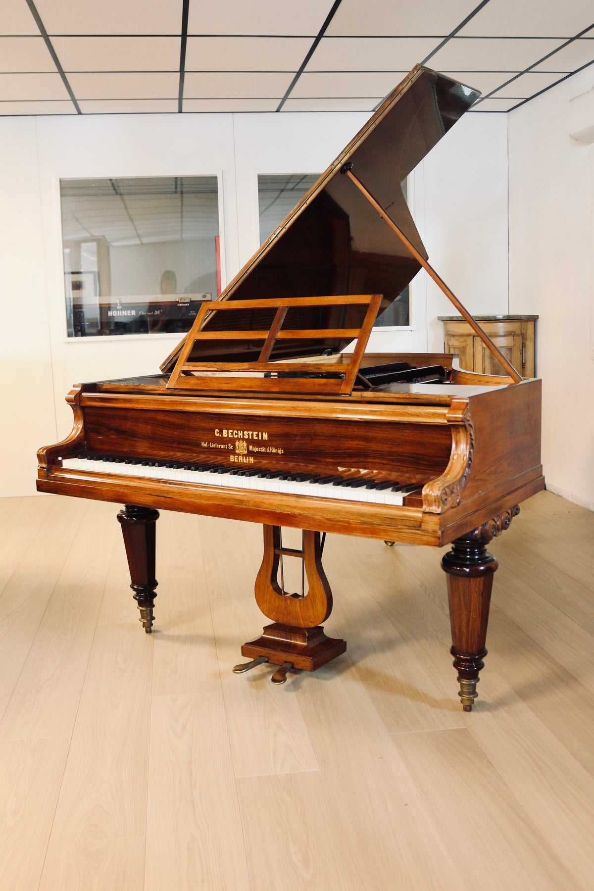 Vue d’ensemble du piano à queue C. Bechstein de 1866 en palissandre