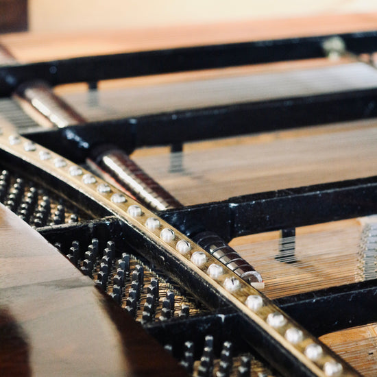 Vue intérieure du piano à queue ancien C. Bechstein de 1866 restauré