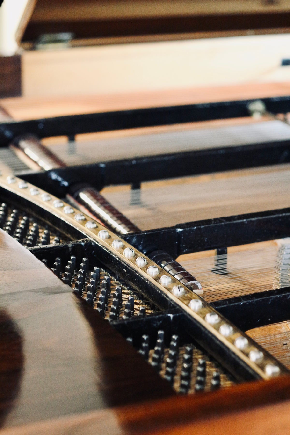 Vue intérieure du piano à queue ancien C. Bechstein de 1866 restauré