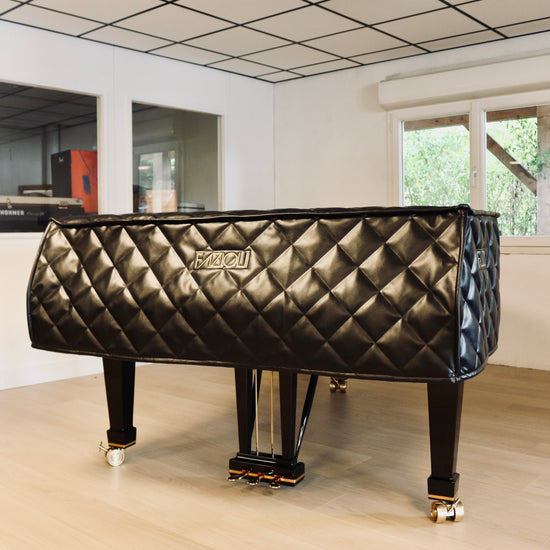 Fazioli F212 d’occasion finition noir poli, piano à queue à vendre chez Accord & Co