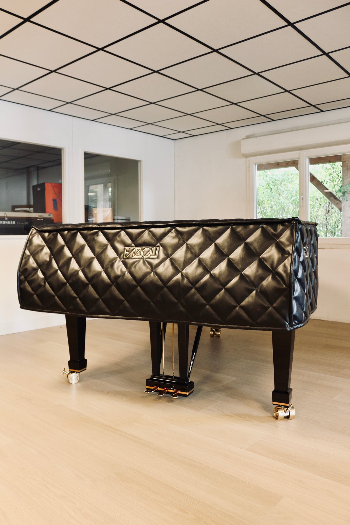Fazioli F212 d’occasion finition noir poli, piano à queue à vendre chez Accord & Co