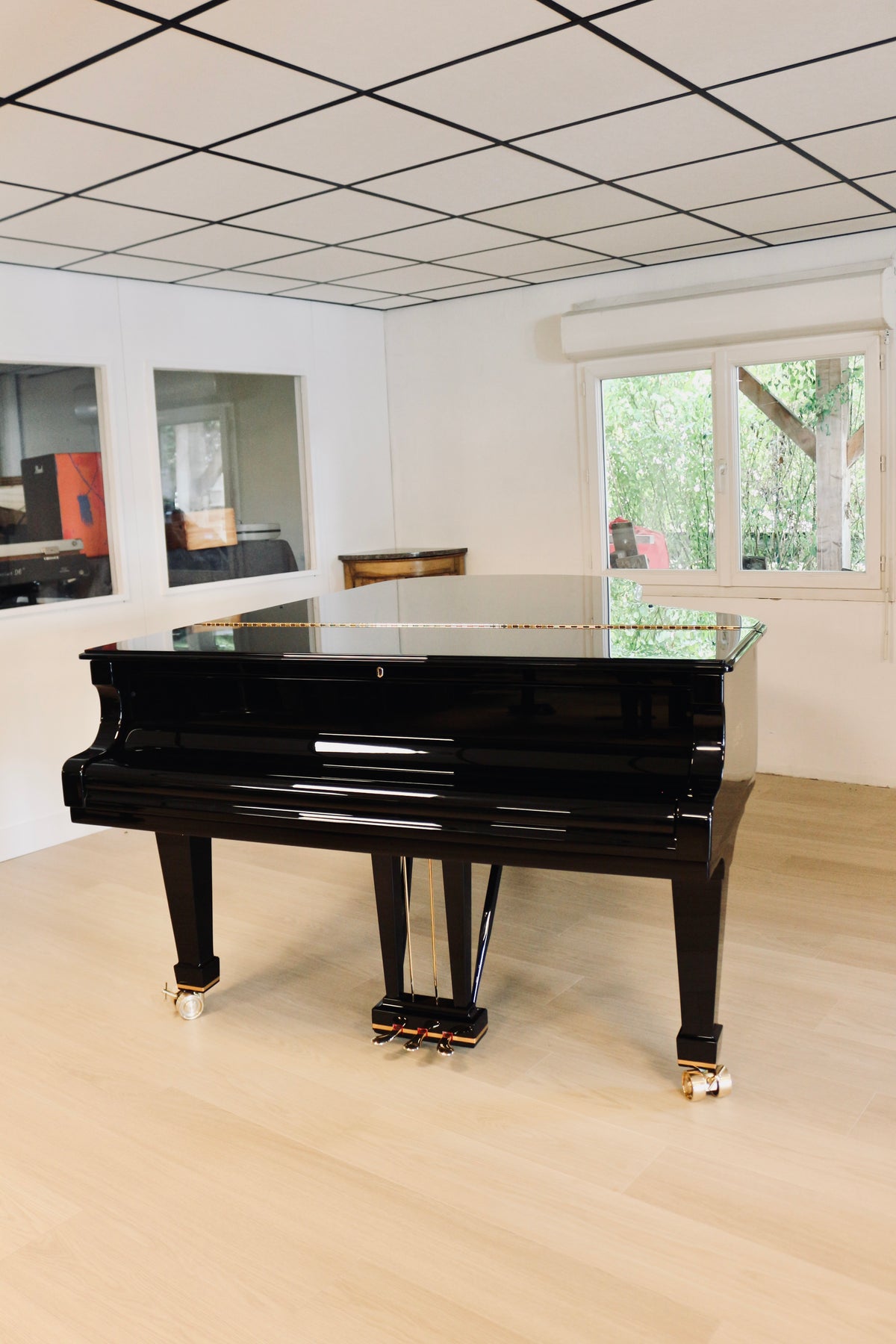 Vue de côté du piano Fazioli F212 d’occasion à vendre en Rhône-Alpes chez Accord & Co
