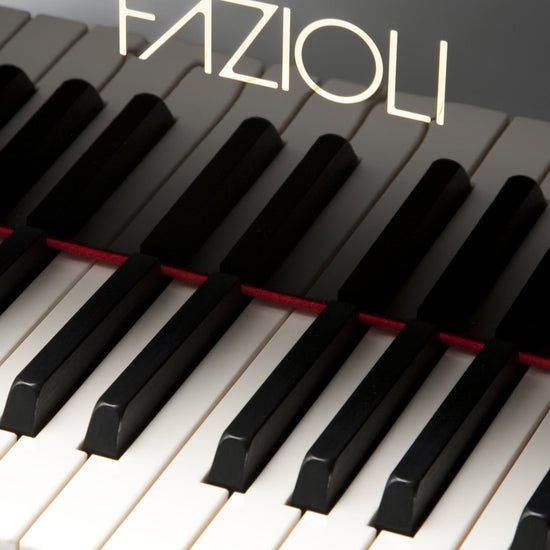 Clavier et logo Fazioli du F308, piano à queue de concert neuf à vendre chez Accord & Co en Rhône-Alpes