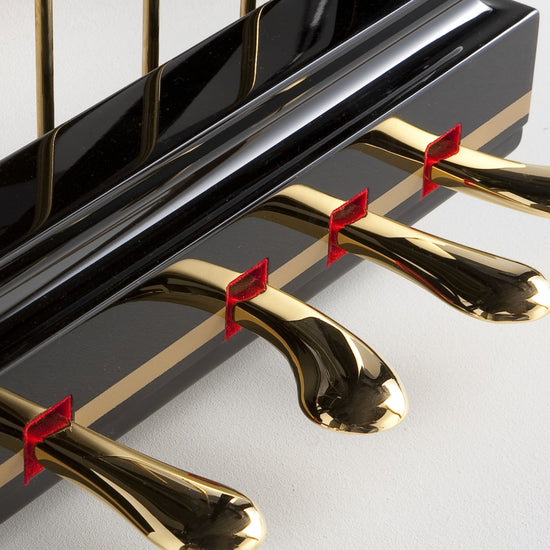 Quatre pédales du Fazioli F308, piano à queue de concert neuf disponible chez Accord & Co