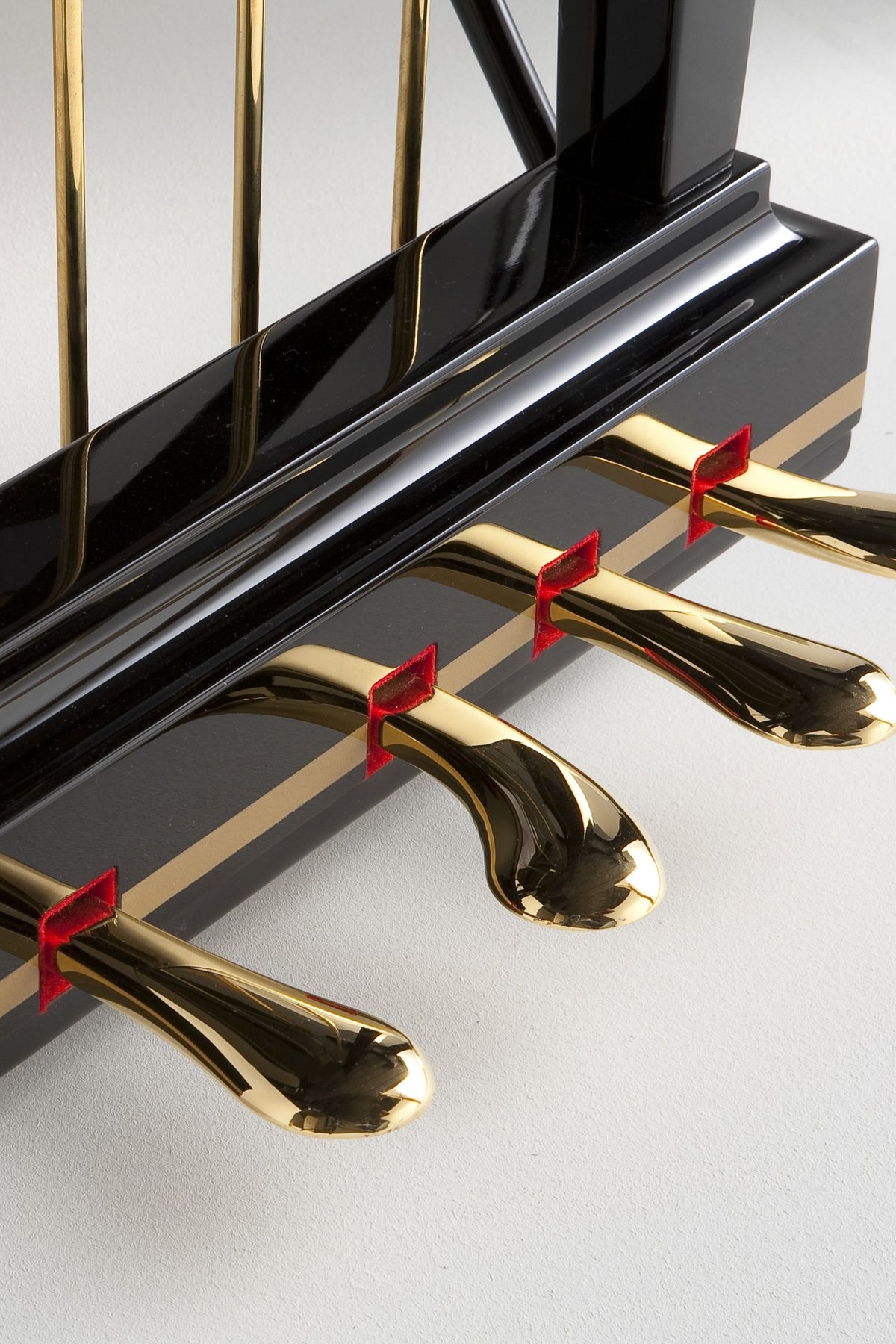 Quatre pédales du Fazioli F308, piano à queue de concert neuf disponible chez Accord & Co