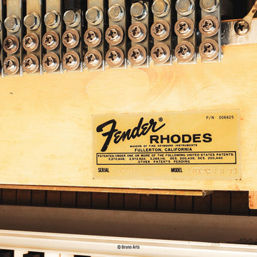 Plaque d’identification d’un Fender Rhodes Seventy Three lors d’un projet de restauration de clavier vintage