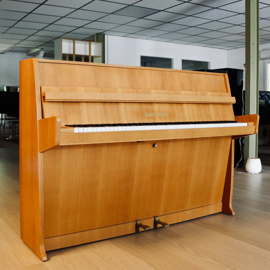 Grotrian-Steinweg 100 d’occasion en chêne clair satiné disponible chez Accord & Co