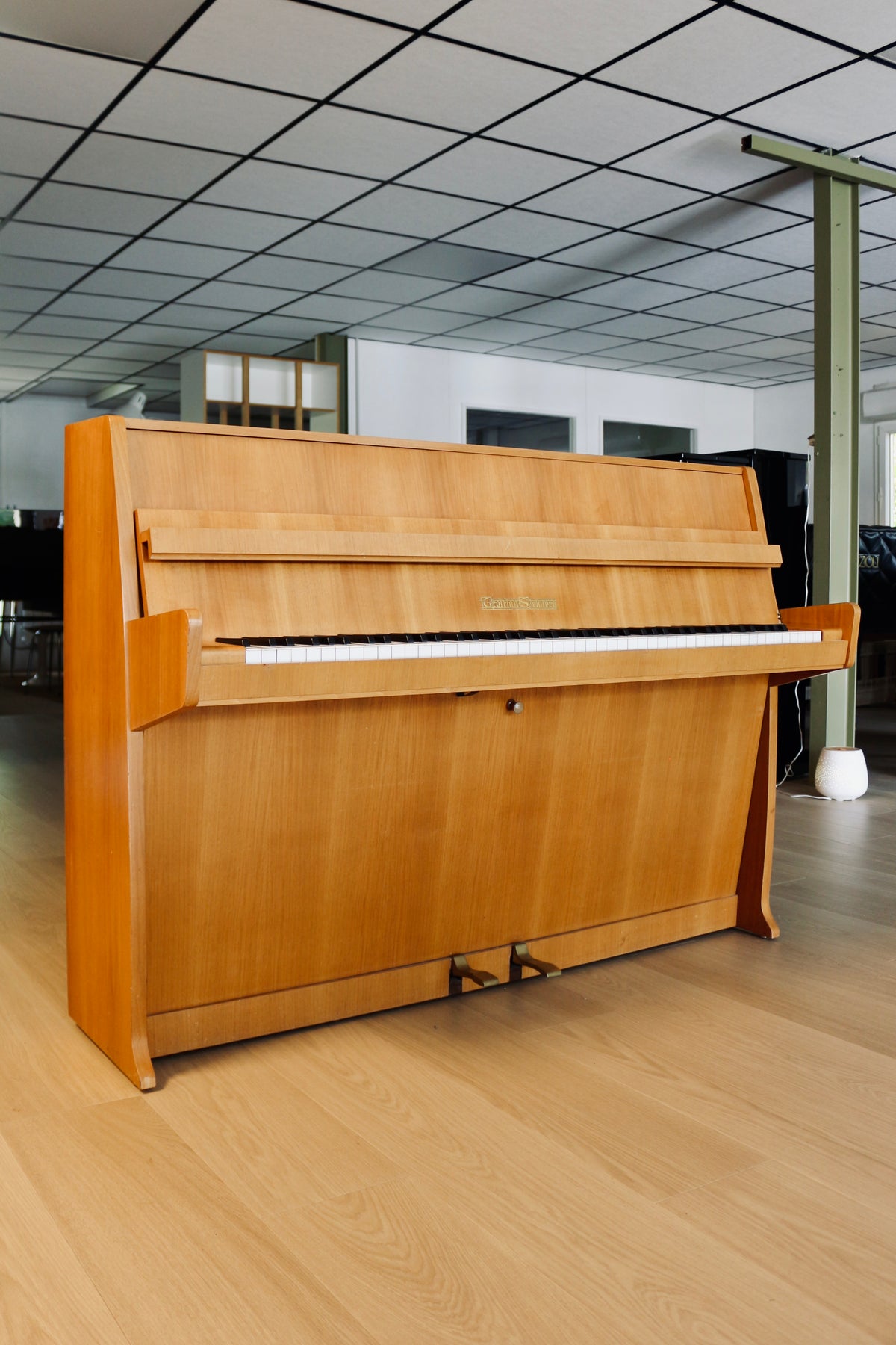 Grotrian-Steinweg 100 d’occasion en chêne clair satiné disponible chez Accord & Co