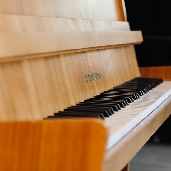 Détail de la finition chêne clair satiné du Grotrian-Steinweg 100 d’occasion en Rhône-Alpes