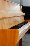 Détail de la finition chêne clair satiné du Grotrian-Steinweg 100 d’occasion en Rhône-Alpes