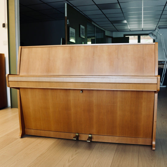 Vue de face du Grotrian-Steinweg 100, piano droit d’occasion disponible chez Accord & Co