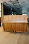 Vue de face du Grotrian-Steinweg 100, piano droit d’occasion disponible chez Accord & Co