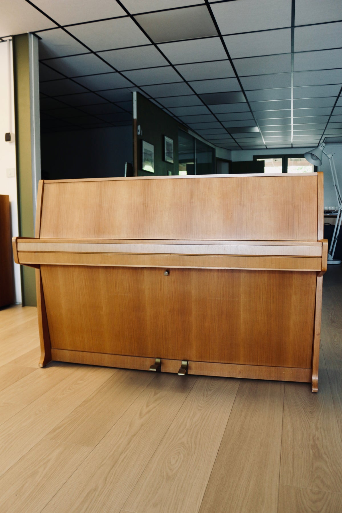 Vue de face du Grotrian-Steinweg 100, piano droit d’occasion disponible chez Accord & Co
