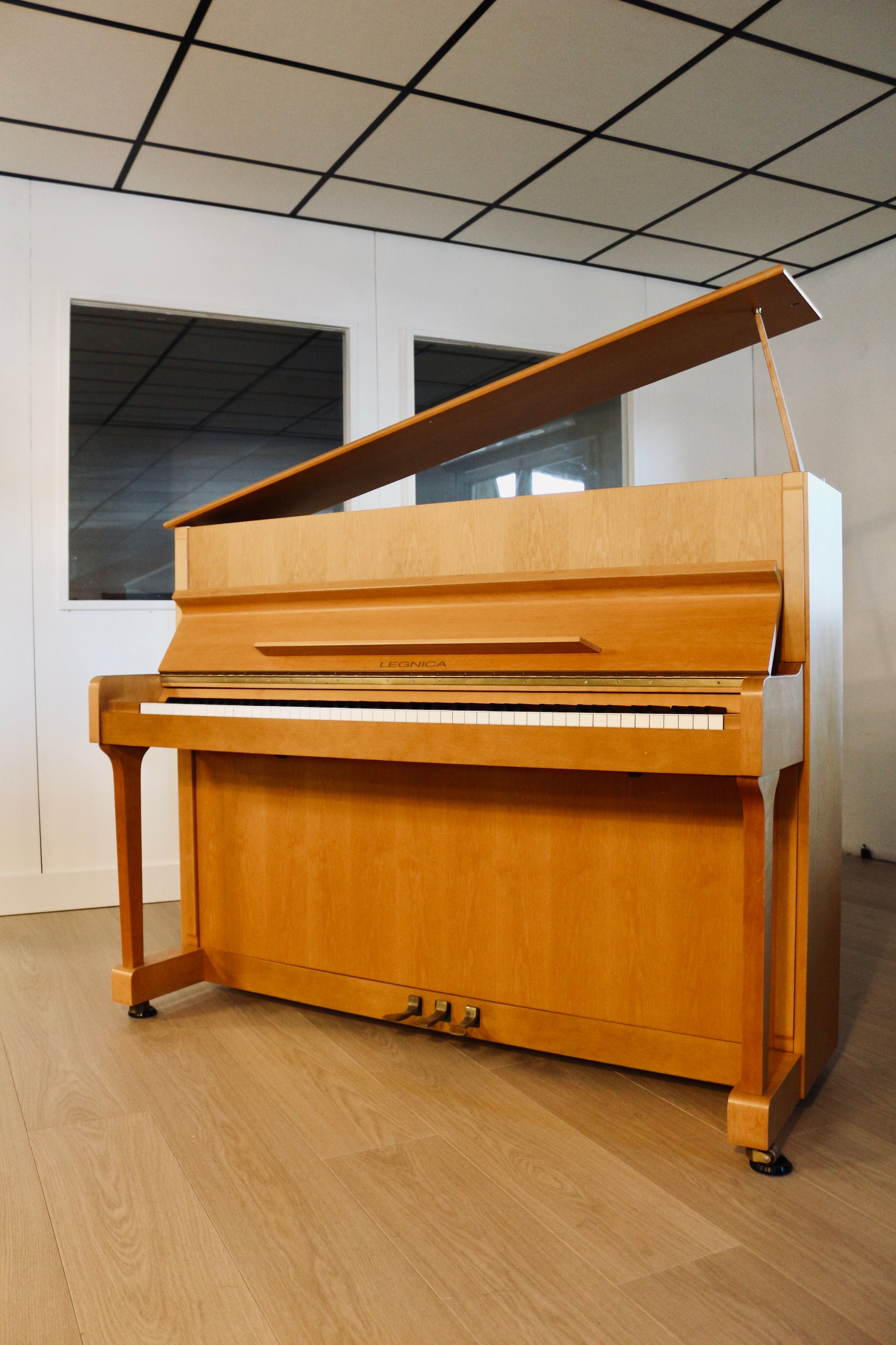 Legnica 116 piano droit d'occasion finition aulne naturel