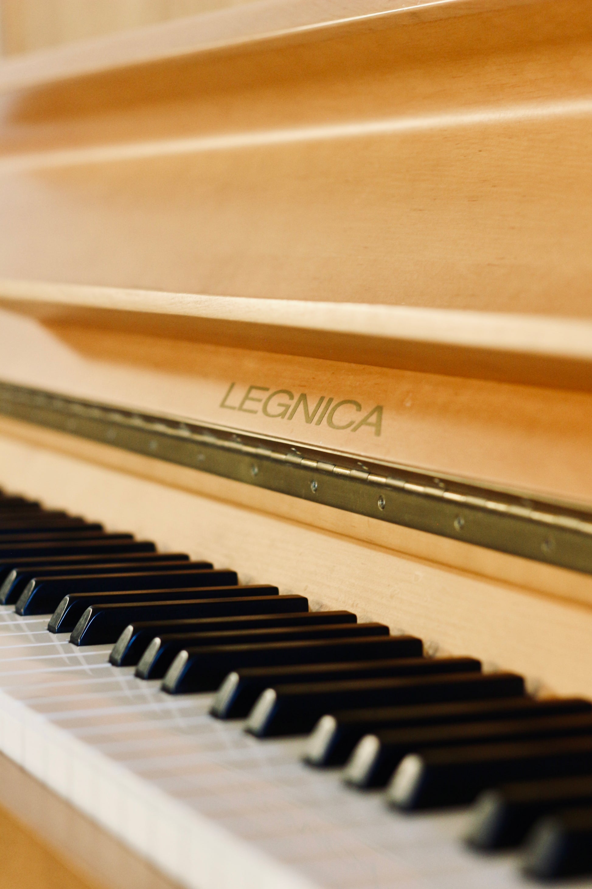 Legnica 116 piano droit d'occasion révisé en atelier