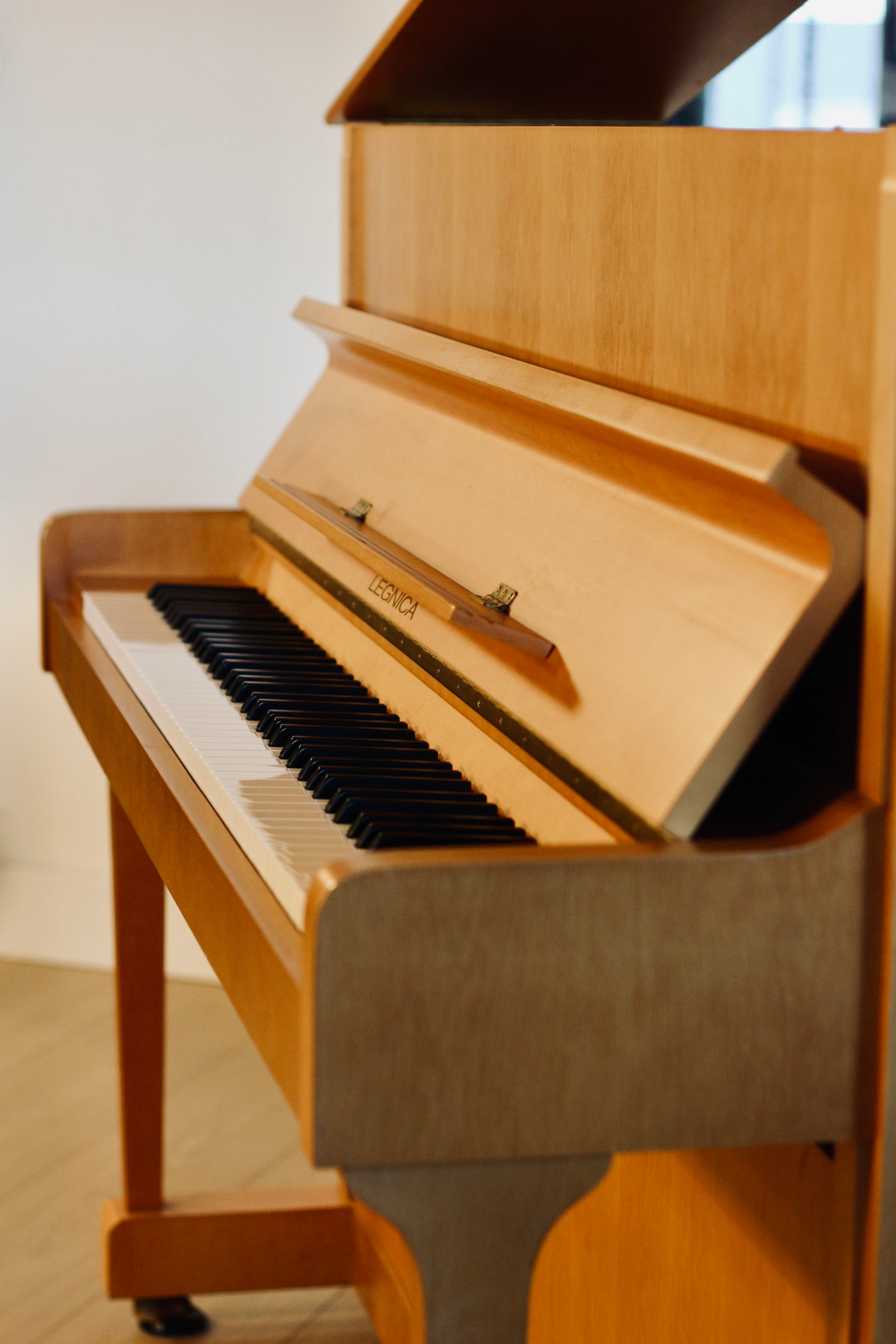 Legnica 116 piano d'occasion disponible en France et en Suisse