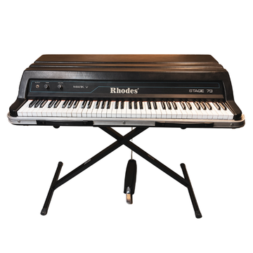 Fender Rhodes Mark V Stage 73 notes, clavier électrique vintage en location pour concerts jazz, funk, pop, enregistrements studio, résidences artistiques et événements culturels