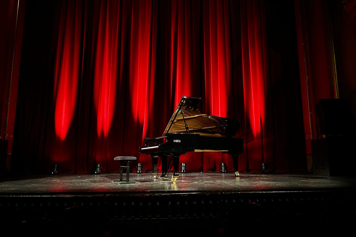Location de pianos à queue et pianos de concert pour concerts, festivals, opéras, spectacles et événements professionnels – Accord & Co Annecy, Rhône-Alpes et Suisse romande.