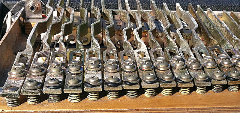 Oxydation des diapasons et des tines sur un piano Fender Rhodes avant intervention de restauration d'Accord & Co