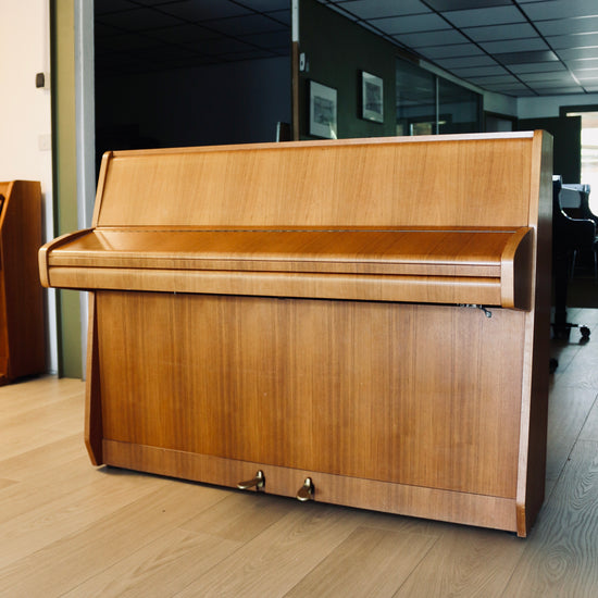 Pleyel 105 d’occasion en chêne clair satiné disponible à la vente chez Accord & Co