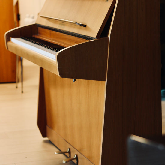 Vue de côté du Pleyel 105, piano droit d’occasion disponible en Rhône-Alpes et Suisse romande chez Accord & Co