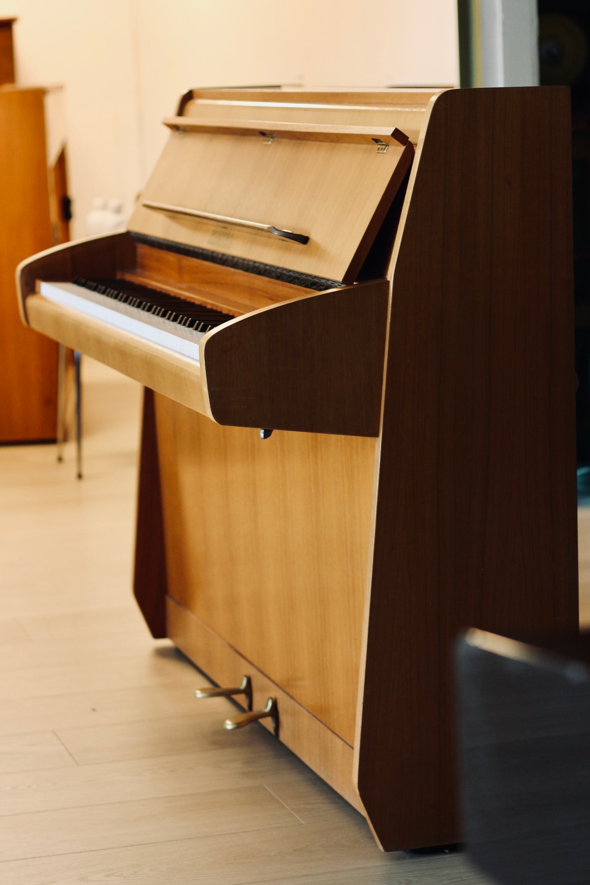 Vue de côté du Pleyel 105, piano droit d’occasion disponible en Rhône-Alpes et Suisse romande chez Accord & Co