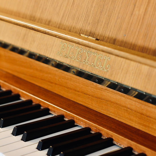 Détail des touches du Pleyel 105, piano d’occasion en vente chez Accord & Co en Rhône-Alpes