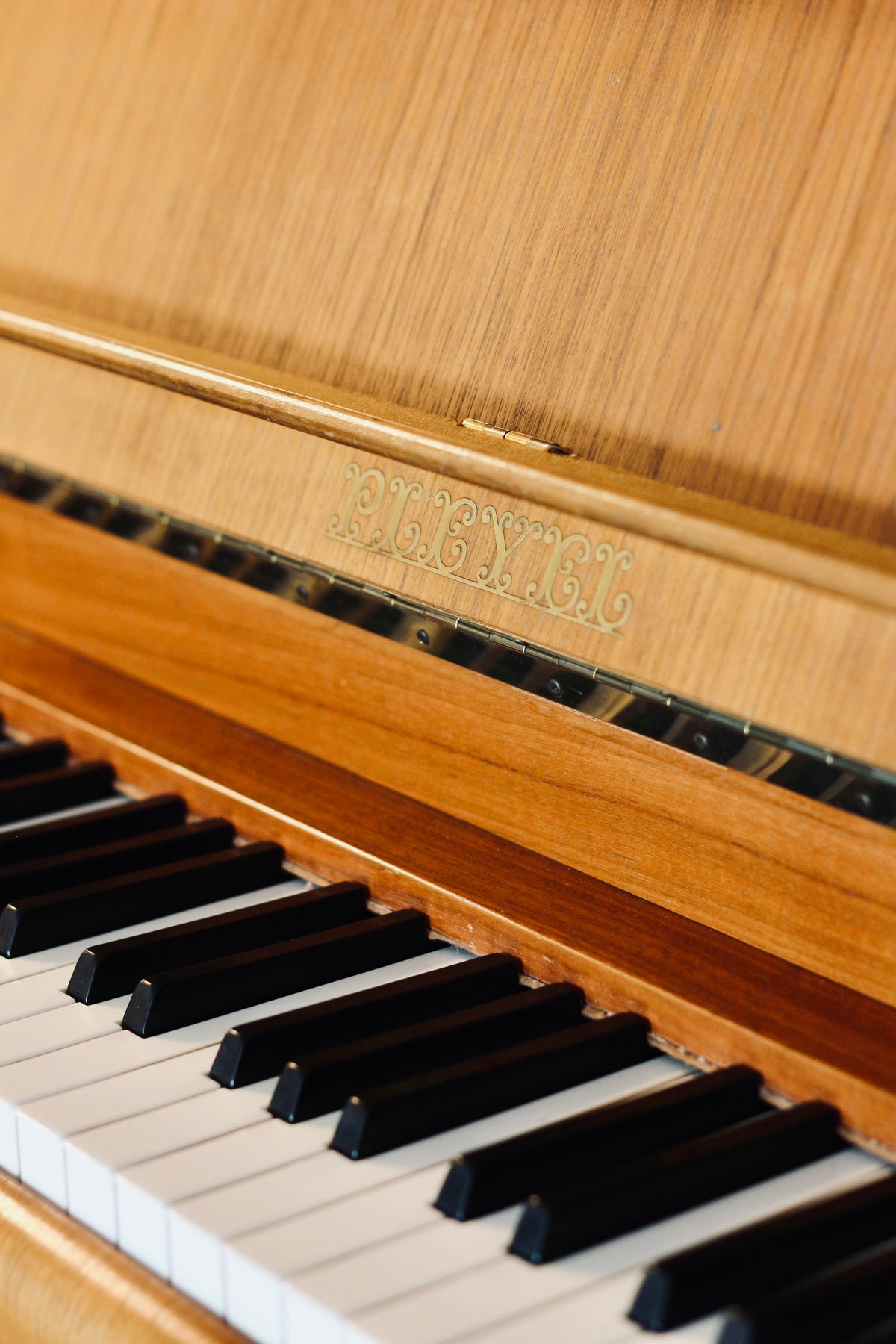 Détail des touches du Pleyel 105, piano d’occasion en vente chez Accord & Co en Rhône-Alpes
