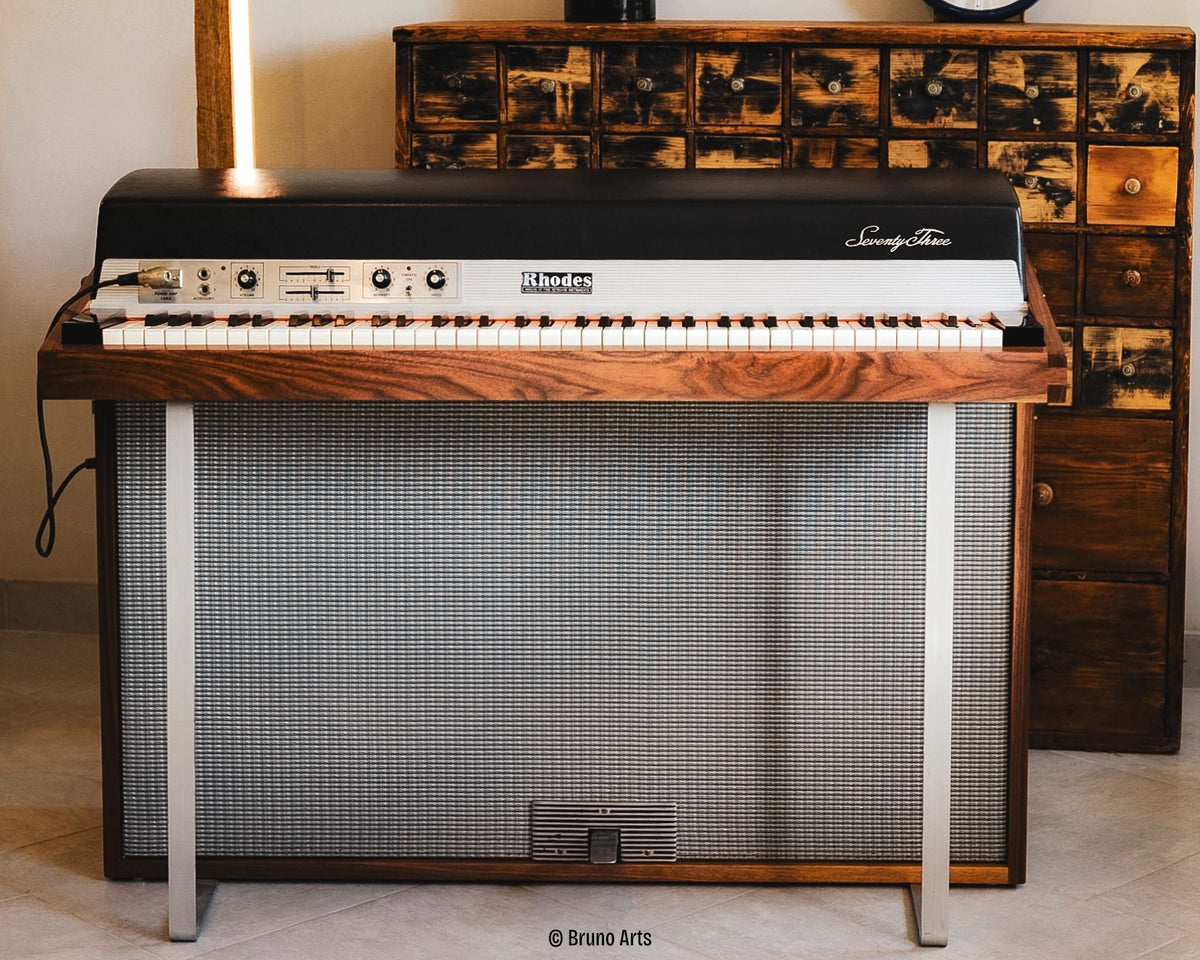Restauration, entretien et réparation de claviers électriques vintage Rhodes par Accord & Co, atelier spécialisé à Annecy, en Rhône-Alpes et Suisse romande.