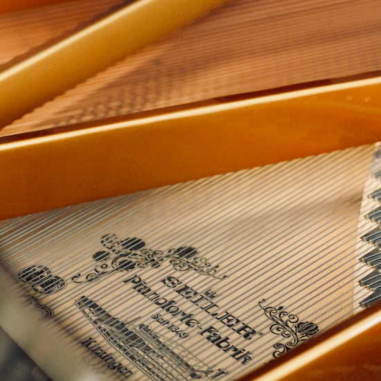 Détail de la mécanique du Seiler 206, piano à queue d’occasion proposé par Accord & Co