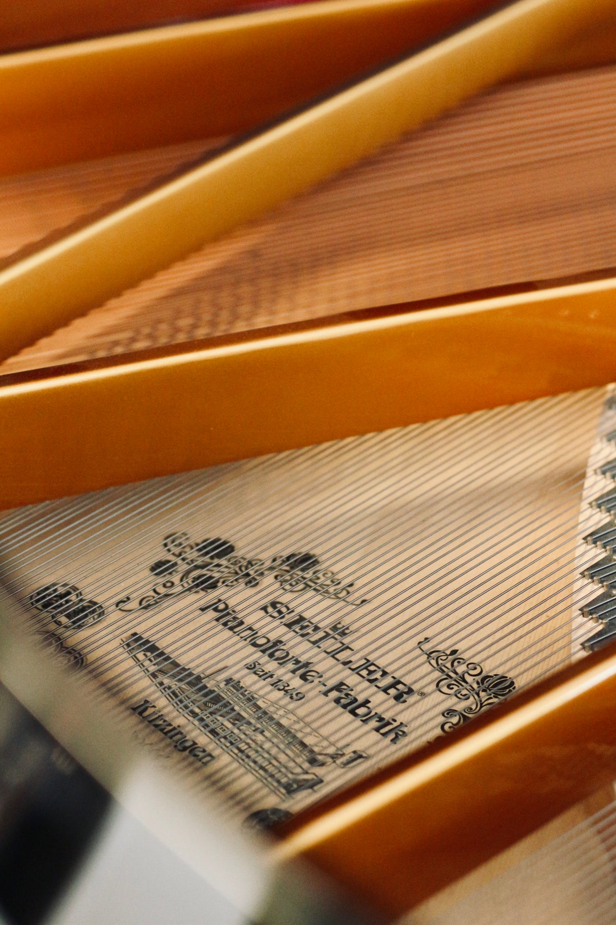 Détail de la mécanique du Seiler 206, piano à queue d’occasion proposé par Accord & Co