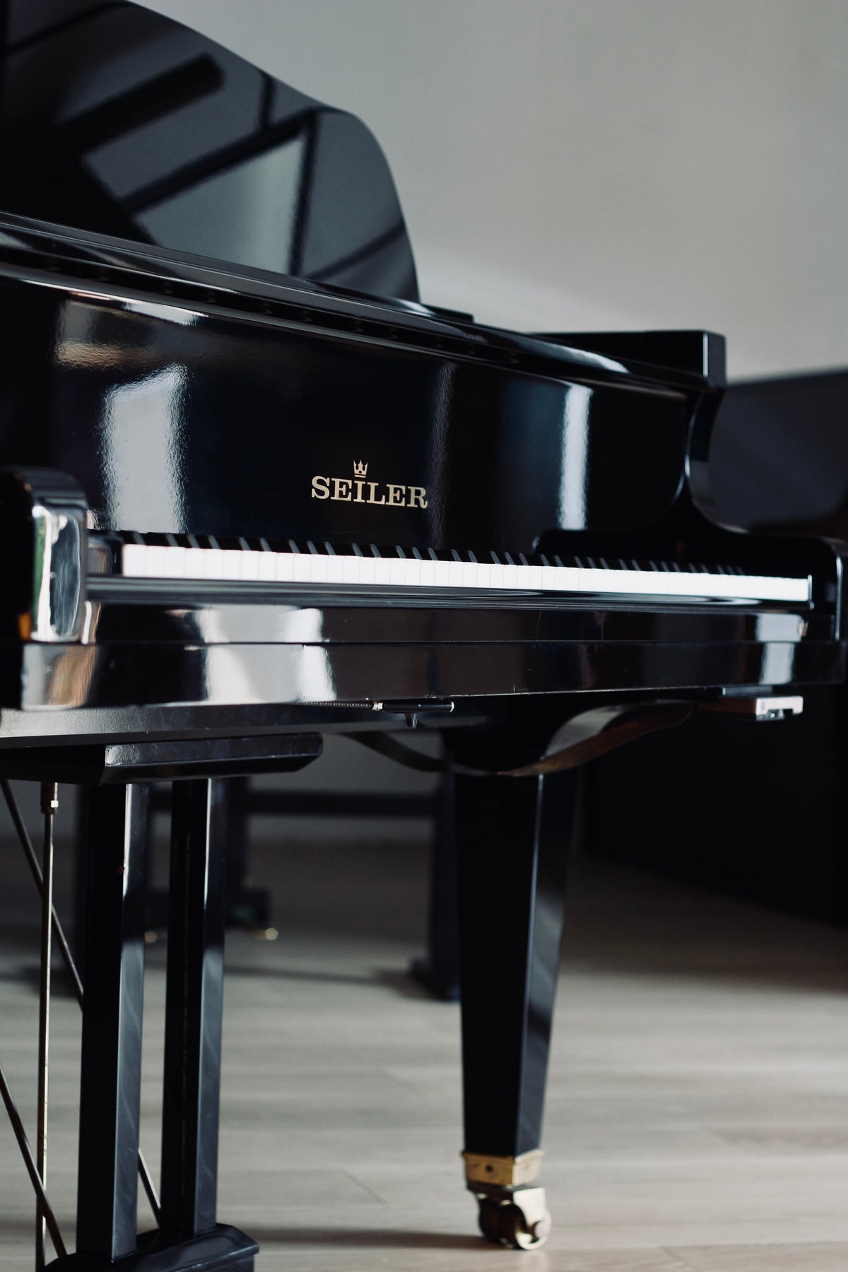 Piano allemand Seiler 206 d’occasion de 206 cm disponible à la vente chez Accord & Co