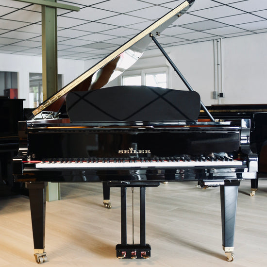 Vue de face du Seiler 206, piano demi-queue d’occasion à vendre chez Accord & Co